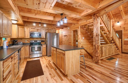 Logan Cabin | Hickory Hill Lodge -Pet Friendly- 6 bedroom luxury log cabin near Hocking Hills