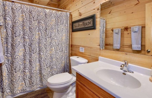 South Bloomingville Cabin | Hickory Hollow Retreat-Hocking Hills-3BR/2BA+Loft-10 Minutes to Old Man’s Cave