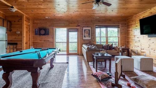 Gatlinburg House | Hickory Ridge by AvantStay Incredible Private Elevated Cabin Sleeps 20