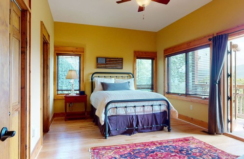 Cashiers House | Hickothorne - Country Club of Sapphire Valley with Mountain Views!
