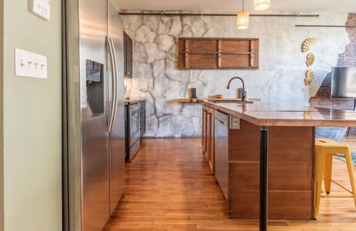 Bangor Apartment | HIDDEN DOWNTOWN GEM| ROOF DECK| SKYLINE VIEWS
