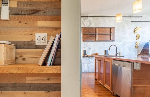 Bangor Apartment | HIDDEN DOWNTOWN GEM| ROOF DECK| SKYLINE VIEWS