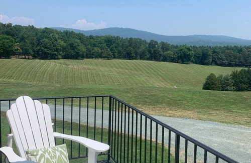 Boyd Tavern Apartment | HIDDEN GEM BARN STUDIO WITH A VIEW near Monticello, wineries, with pool