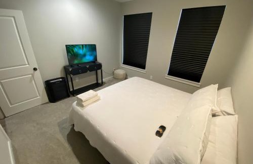 Northside House | Hidden Gem - Gated Community & Garage Parking