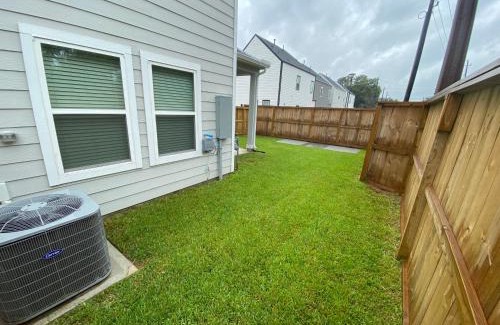 Northside House | Hidden Gem - Gated Community & Garage Parking