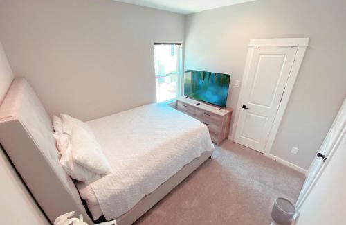 Northside House | Hidden Gem - Gated Community & Garage Parking
