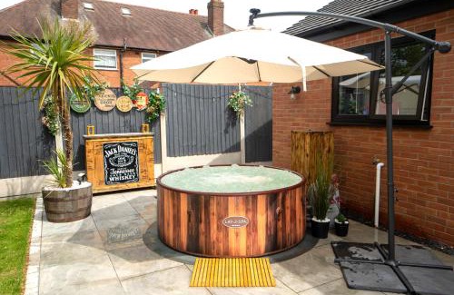 West Bromwich House | Hidden Gem Hot Tub EV Parking