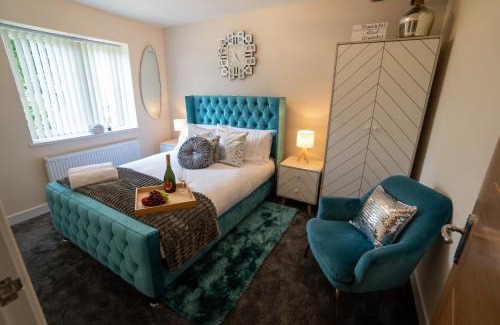 West Bromwich House | Hidden Gem Hot Tub EV Parking