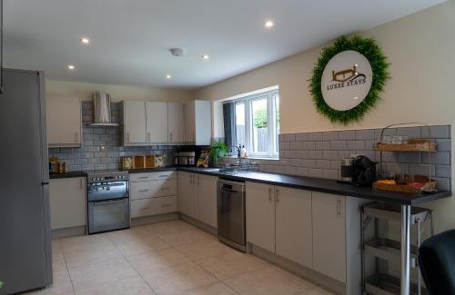 West Bromwich House | Hidden Gem Hot Tub EV Parking