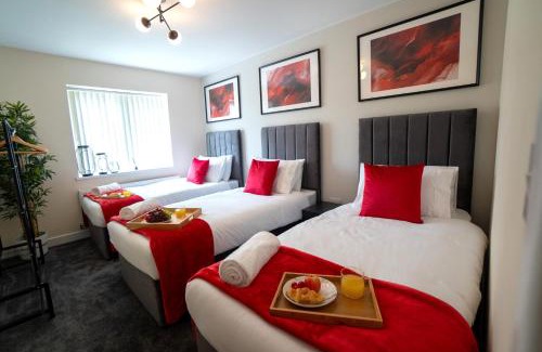 West Bromwich House | Hidden Gem Hot Tub EV Parking