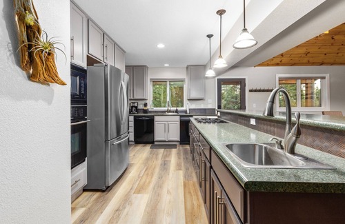 Arnold House | Hidden Hideaway- Charming 3-bedroom house with WiFi and AC in Blue Lake Springs
