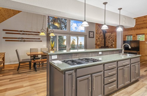 Arnold House | Hidden Hideaway- Charming 3-bedroom house with WiFi and AC in Blue Lake Springs