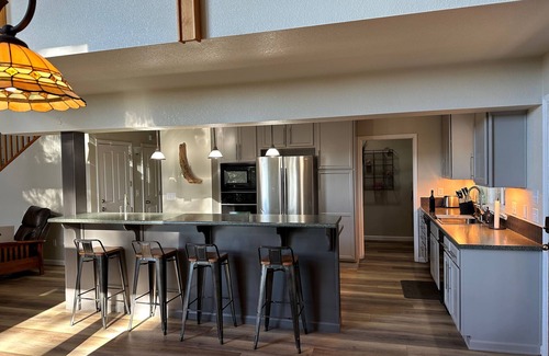 Arnold House | Hidden Hideaway- Charming 3-bedroom house with WiFi and AC in Blue Lake Springs