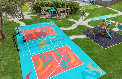 St. Petersburg - Clearwater Apartment | Hidden Lagoon 🌴 Private Resort | Pool, Pickleball, Mini Golf + More!