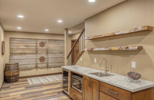 Deadwood Cabin | Hidden Meadows Lodge-3mi To Trailheads, Sleeps 24, Gorgeous & Private