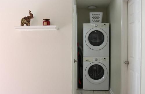 Lakeland Apartment | Hidden Ruby-Apartment with Kitchen and Laundry