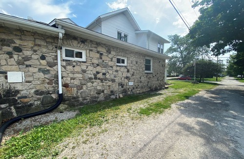 Port Clinton Apartment | Hidden Studio Retreat + Walk to Jet Express+Dining