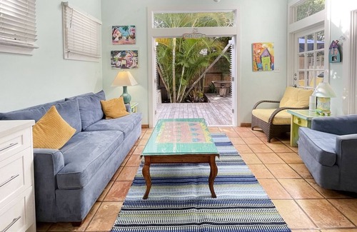 Old Town Cabin | Hidden Treasure- 2 bedroom 2 bath with shared pool