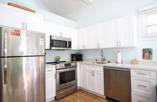 Old Town Cabin | Hidden Treasure- 2 bedroom 2 bath with shared pool