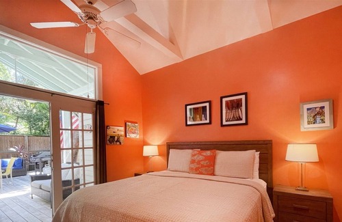 Old Town Cabin | Hidden Treasure- 2 bedroom 2 bath with shared pool