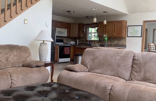 Albrightsville Ski Chalet | Hidden Woods Chalet 6BR on Lake Towamensing 0.5 miles away