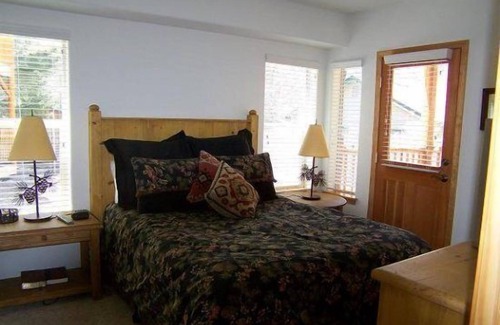 June Lake Condo | Hideaway Down Canyon #110, End Unit close to June Mtn