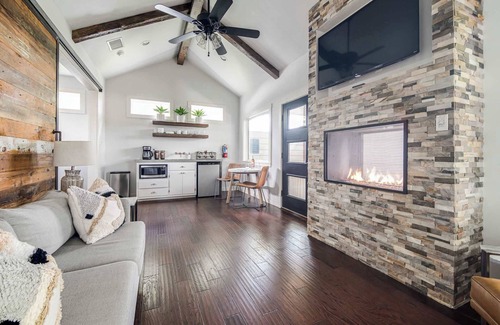 Fredericksburg House | Hideaway in Fredericksburg w/Hot Tub + Fireplace