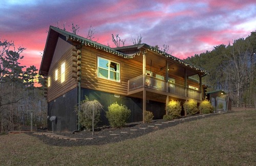 Dahlonega Cabin | Hideout Haven- SPA*Firepit*Game Room*Outdoor Cinema*Dog Friendly*Near Wineries!