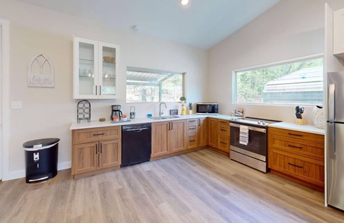 Hochatown Cabin | "Hideout" New 1 Bedroom on 8 Acres. Hot Tub & More!