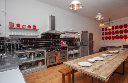 Butetown House | higgihaus #107 Sleeps up to 22 Hens Stags Rugby