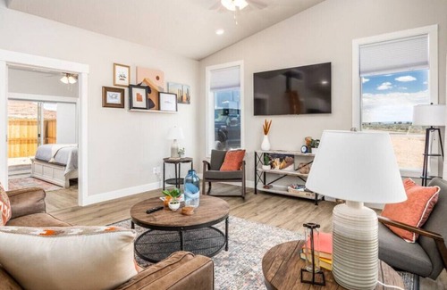 Kanab House | High Desert lux w/pool, pickleball, playground & fire pit