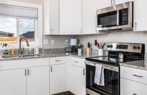 Kanab House | High Desert lux w/pool, pickleball, playground & fire pit
