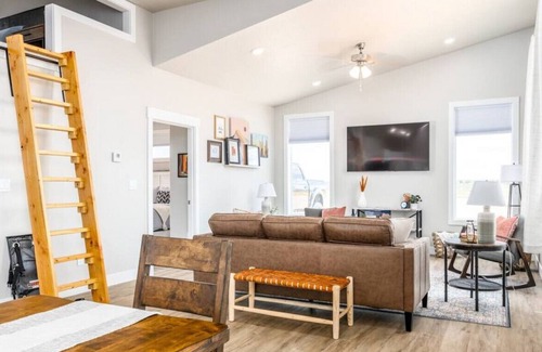 Kanab House | High Desert lux w/pool, pickleball, playground & fire pit