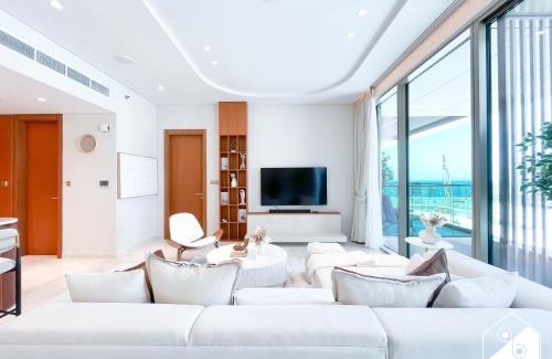 Palm Jumeirah Apartment | High End 1BR Palm Beachfront Pool Access