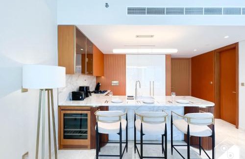 Palm Jumeirah Apartment | High End 1BR Palm Beachfront Pool Access