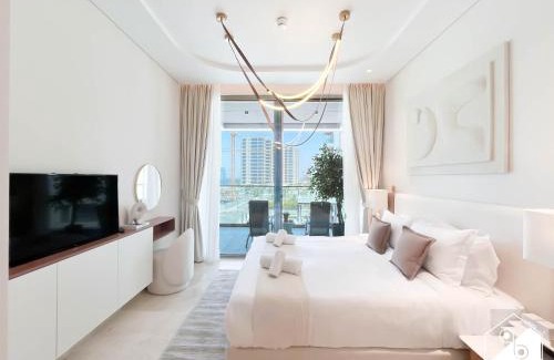 Palm Jumeirah Apartment | High End 1BR Palm Beachfront Pool Access