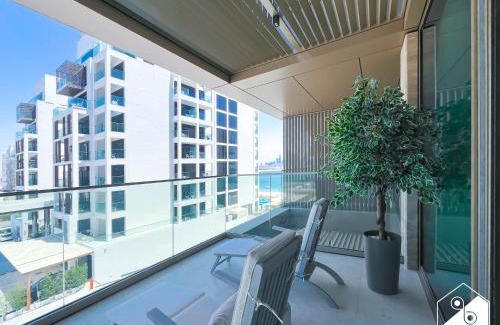 Palm Jumeirah Apartment | High End 1BR Palm Beachfront Pool Access