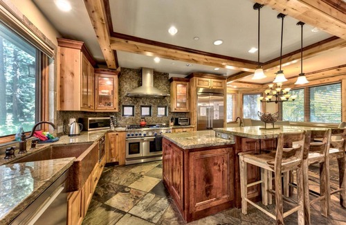 Montgomery Estates Cabin | High-end 5 Bedroom, Hot Tub, Game Room, Arcade Games and Foosball, Near Lake and Walk-to-Trails