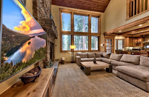 Montgomery Estates Cabin | High-end 5 Bedroom, Hot Tub, Game Room, Arcade Games and Foosball, Near Lake and Walk-to-Trails