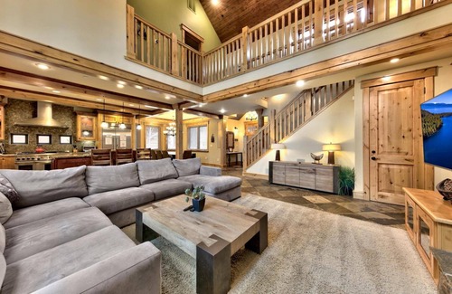 Montgomery Estates Cabin | High-end 5 Bedroom, Hot Tub, Game Room, Arcade Games and Foosball, Near Lake and Walk-to-Trails