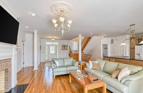 Twin Oaks House | High-end lakefront home with dock, volleyball, Ping-Pong, 2 firepits & kayaks
