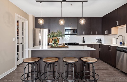 Rush and Division Apartment | High-end Luxury Units + Iconic Views for Groups
