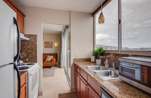 Diamond Head - Kapahulu - St. Louis Condo | High Floor 1 BR with in Unit Washer Dryer in Waikiki, Tandem Parking Included, Close to Beach