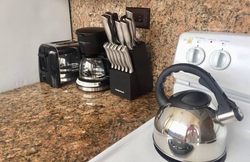 Diamond Head - Kapahulu - St. Louis Condo | High Floor 1 BR with in Unit Washer Dryer in Waikiki, Tandem Parking Included, Close to Beach