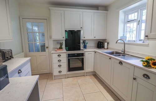 Reydon Cottage | HIGH GROUND, REYDON, pet friendly, with open fire in Reydon