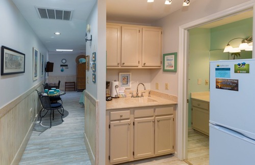 Isle of Palms Condo | High Life on IOP Studio + Sleeper,1 blk to beach,