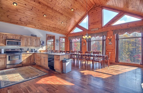 Laurelville Cabin | High Point Retreat! Large open concept. Great for family gatherings!