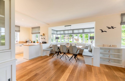Midlum House | High-quality furnished semi-detached house with sauna, fireplace, garden and beach chair