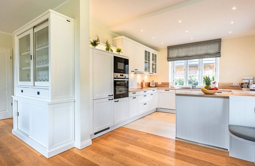 Midlum House | High-quality furnished semi-detached house with sauna, fireplace, garden and beach chair