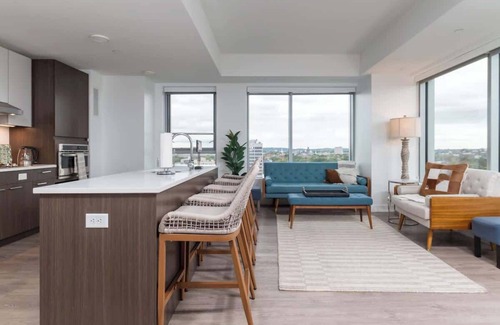 Central Square Apartment | High Rise 3 BR Retreat w City Skyline Views, Shared Gym